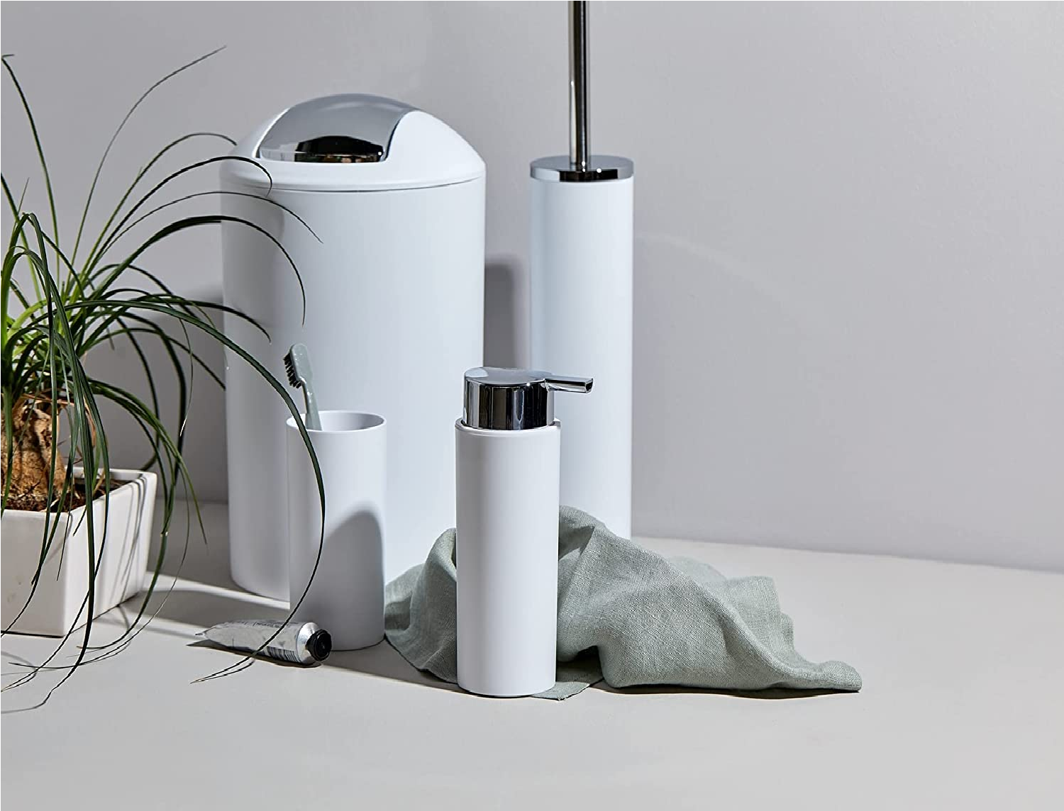 Badezimmer-Toiletten-Set Calvo 4-teilig mit Seifenspender Zahnputzbecher WC-Bürste und Eimer Weiß mit Chrom Details