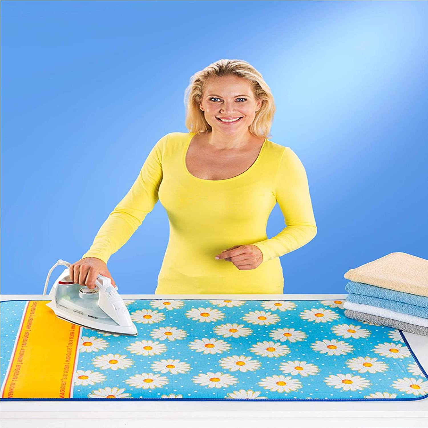 Bügeldecke Margie hellblau mit Margaritendekor Maße: 100 x 65 cm