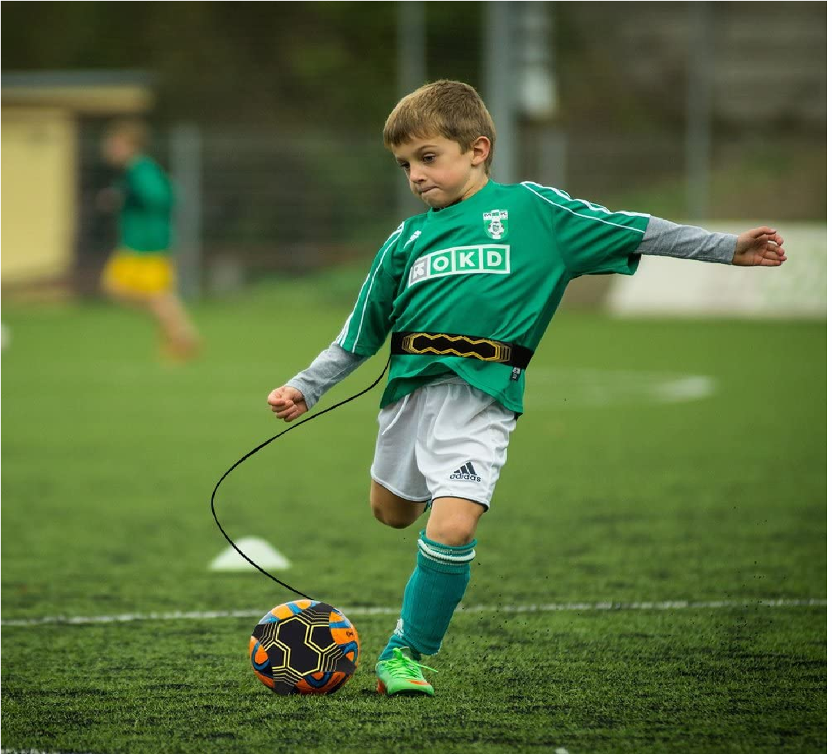 Kick -Trainer  Soccer Practice Training mit verstellbarem Taillengürtel Hilfe Kontrolle Fertigkeit Fußballtraining Training für Kinder